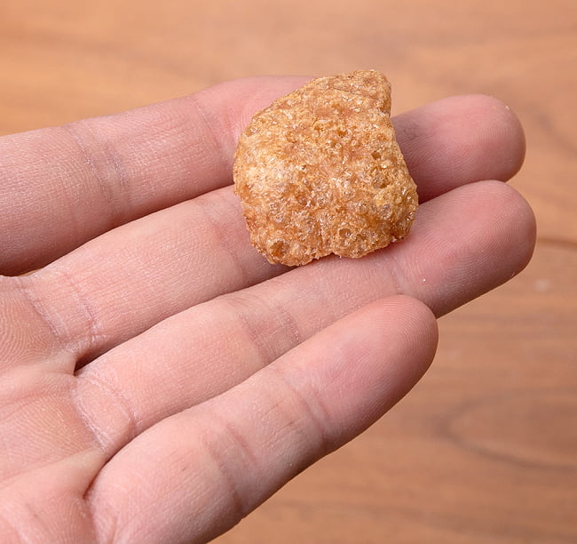 【6個セット】チチャロン バラット - 豚皮の唐揚げ  CHICHARON BALAT Barbecue 【Pork King】 7 - 手に持ってみました。撮影した後はもちろん、ぱく！！　おいしー♪