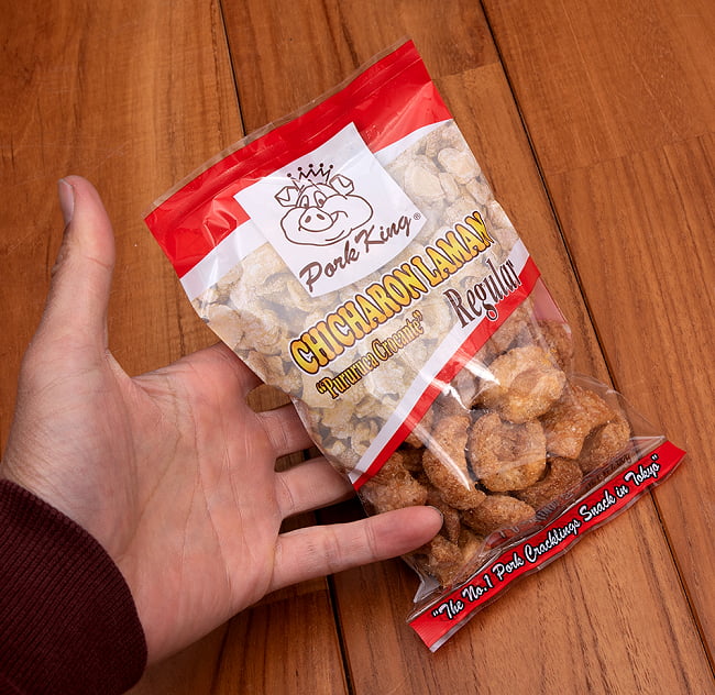 【6個セット】チチャロン ラマン - 豚皮の唐揚げ  CHICHARON LAMAN Regular 【Pork King】 5 - サイズ比較のために手と一緒に撮影しました