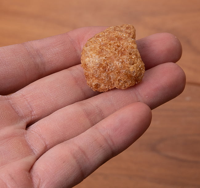 【6個セット】チチャロン ラマン - 豚皮の唐揚げ  CHICHARON LAMAN Regular 【Pork King】 7 - 手に持ってみました。撮影した後はもちろん、ぱく！！　おいしー♪