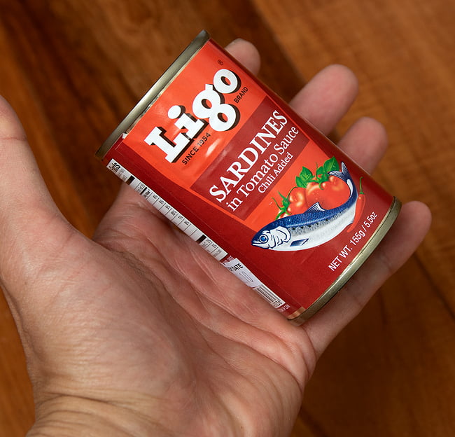 【6個セット】サーディン - いわしのトマト煮 チリ味 - SARDINES in Tomato Souce Chilli Added[155g] 5 - サイズ比較のために手と一緒に撮影しました