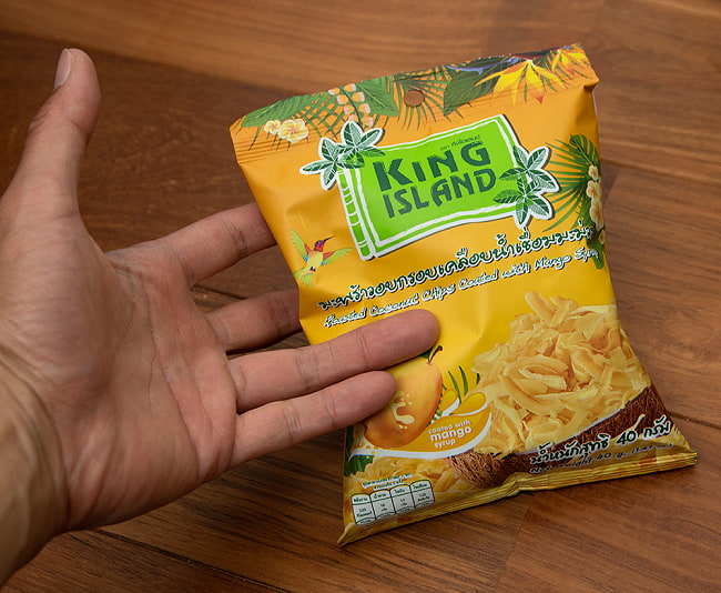 【6個セット】ココナッツチップス - マンゴー味 40g 【KING ISLAND】 4 - 手に持ってみました。後引き注意なので、このぐらいの大きさのほうがいいのかと思います。
