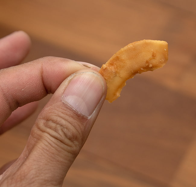 【6個セット】ココナッツチップス - マンゴー味 40g 【KING ISLAND】 5 - 油で揚げていないので意外とヘルシー?のような気がします。