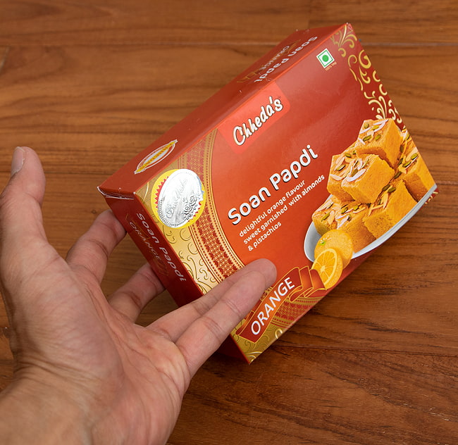 【6個セット】インドのお菓子  ソーン パブディ オレンジ味 - SOAN PAPDI ORANGE[Cheeda 5 - サイズ比較のために手に持ってみました