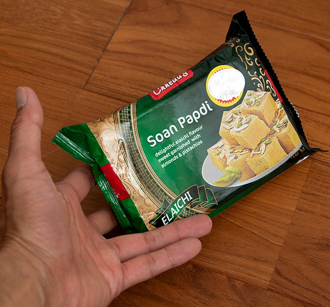 【6個セット】インドのお菓子 ソーン パブディ カルダモン味 - SOAN PAPDI ELAICHI[Cheeda 5 - サイズ比較のために手に持ってみました
