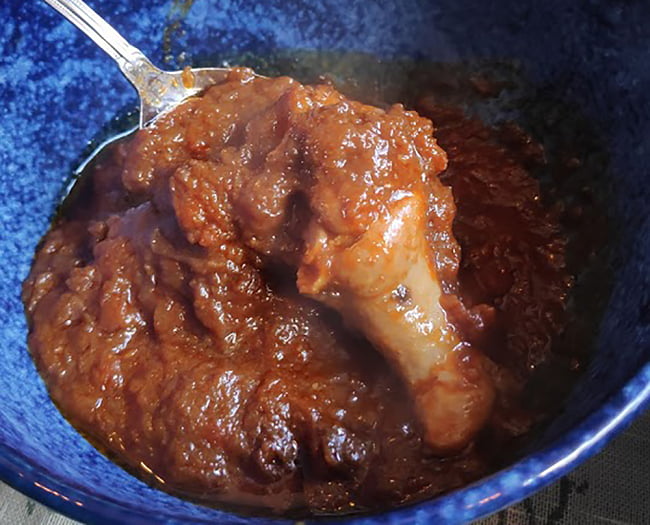 【送料無料・6個セット】【濃厚辛口】ミャンマーチキンカレー　チェッターヒン - Kyet Thar Hin 8 - 実際に開けてみました。大きなお肉がごろっと入っています。