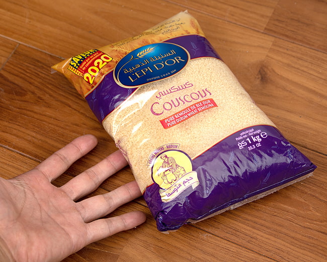 【送料無料・5個セット】中粒 クスクス Couscous Medium - 1Kg【L 5 - サイズ比較のために手に持ってみました