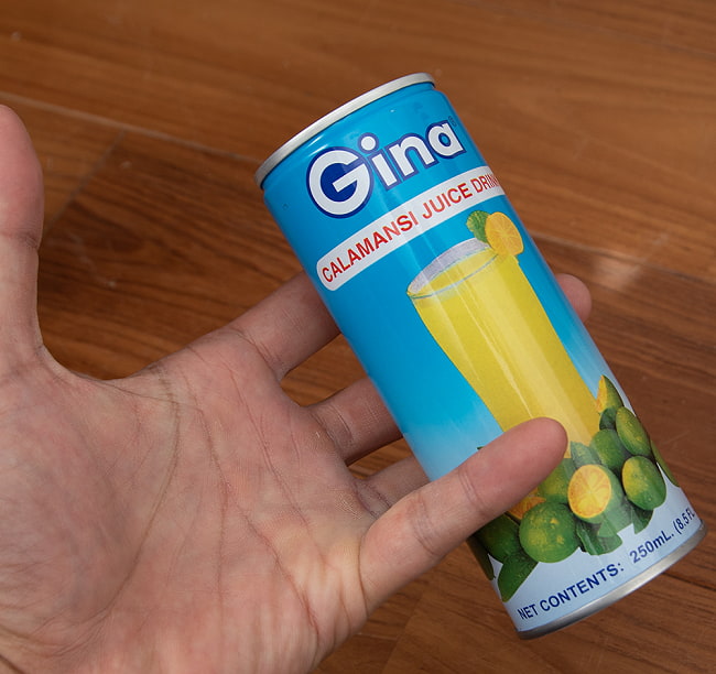 【10個セット】カラマンシー ドリンク - CALAMANSI JUICE DRINK[240ml] 5 - サイズ比較のために手に持ってみました