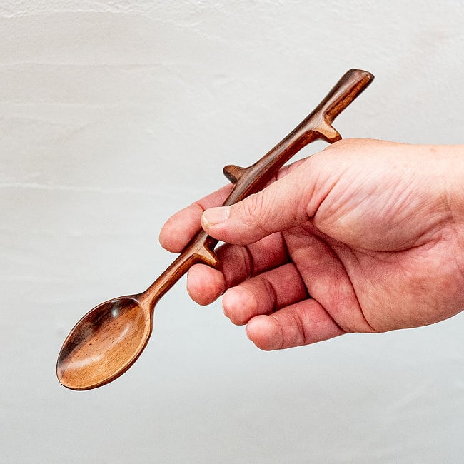 【4個セット】ベトナムの枝デザイン ウッドスプーン 20cm 8 - 手に持つとこのようなサイズになります。