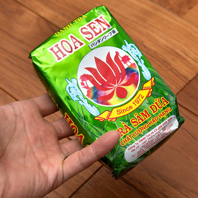 【6個セット】バンダンリーフ茶 - HOA SEN 70ｇ 【DANH TRA】 4 - サイズ比較のために手に持ってみました