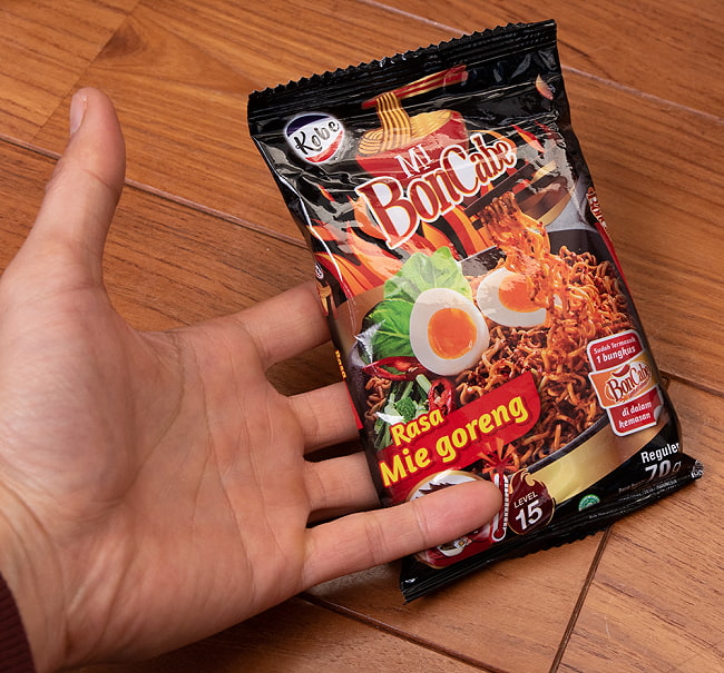 【6個セット】インドネシア激辛やきそば ボンチャベ  ミーゴレン味 - Rasa Mie goreng 【KOBE】 5 - 手に持ってみました。