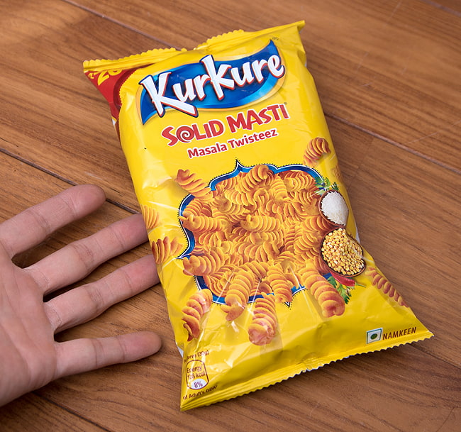 【6個セット】インドのスナック KurKure【Masala Twisteez味】 6 - サイズ比較のために手と一緒に撮影しました