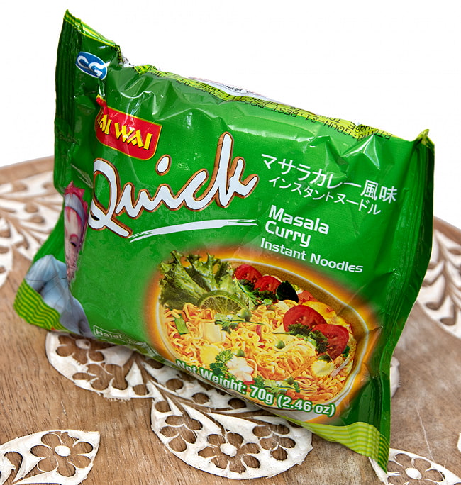 【6個セット】WAIWAI Quick - ネパールのインスタントヌードル【マサラカレー風味】 3 - サイズ比較のために手に持ってみました