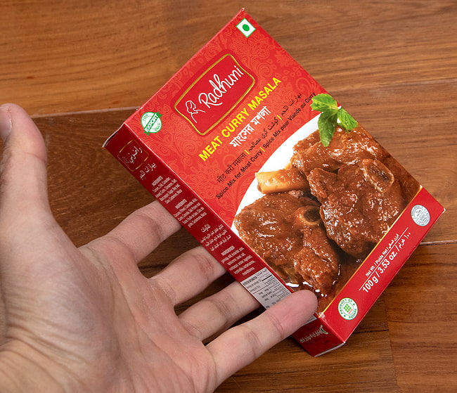 【6個セット】ミート マサラ スパイスミックス Meat Curry Masala - 100g 【Radhuni】 5 - 大きさのご参考のため、男性スタッフが手にとってみました。
