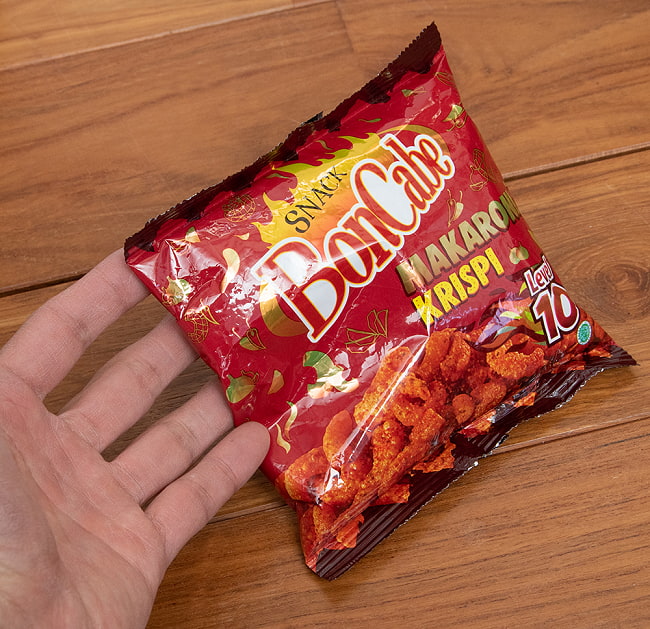 【10個セット】インドネシア激辛 クリスプ マカロニ ボンチャベ - Makaroni Krispi Level 10 【BonCabe】 5 - 手に持ってみました。