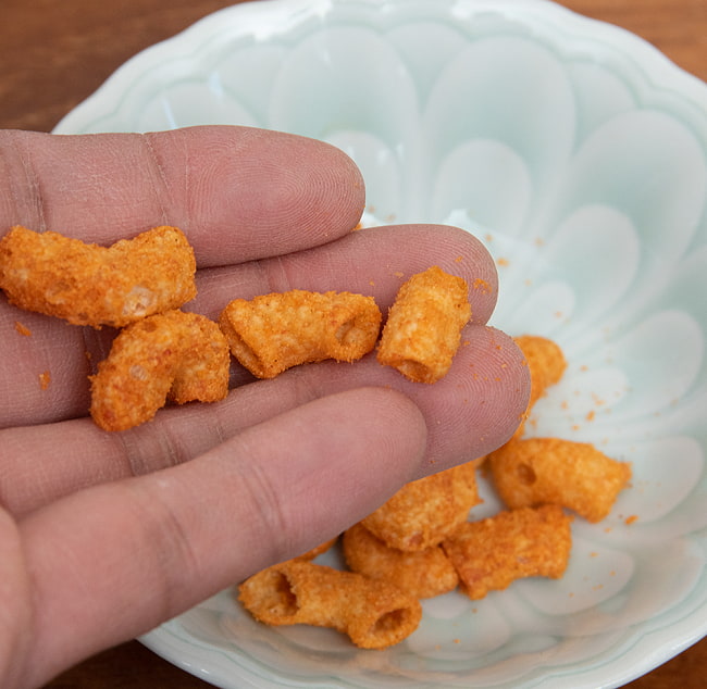 【10個セット】インドネシア激辛 クリスプ マカロニ ボンチャベ - Makaroni Krispi Level 10 【BonCabe】 8 - 手に持ってみました