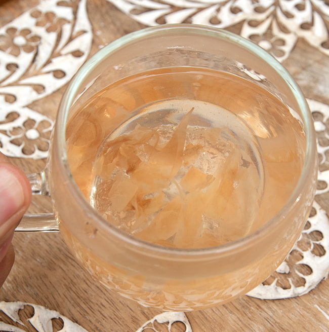 【6個セット】ブルガリア ダマスク ローズ ジャム【220g】 7 - ジャムにお湯を入れると、中にはいっている薔薇の花びらが湯の中で舞い踊ります