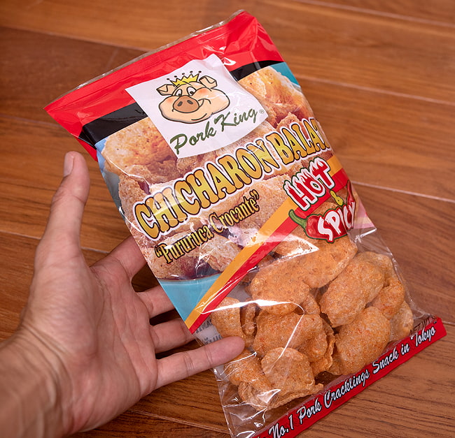 【6個セット】チチャロン バラット - 豚皮の唐揚げ  辛口 CHICHARON BALAT HOT&SPICY 【Pork King】 6 - サイズ比較のために手と一緒に撮影しました