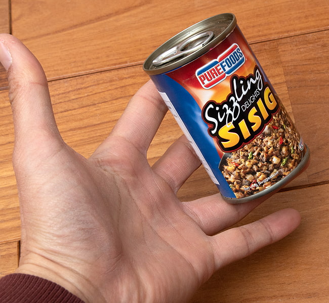 【6個セット】フィリピン料理 シシグの缶詰 - SIZZLING DELIGHT SISIG[150g] 5 - サイズ比較のために手と一緒に撮影しました
