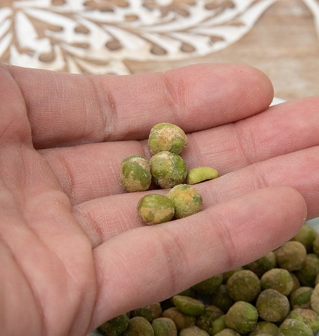 【12個セット】グリンピースを揚げたお菓子 - Mumcher Green Peas[70g] 7 - グリンピースがカラッと揚がっています