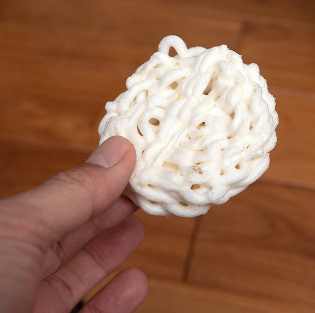 【6個セット】エビたまねぎせんべい平型  - ZONA KERUPUK PALEMBANG BAWANG SUPER 【Zona】 5 - スナックを手に取ってみました