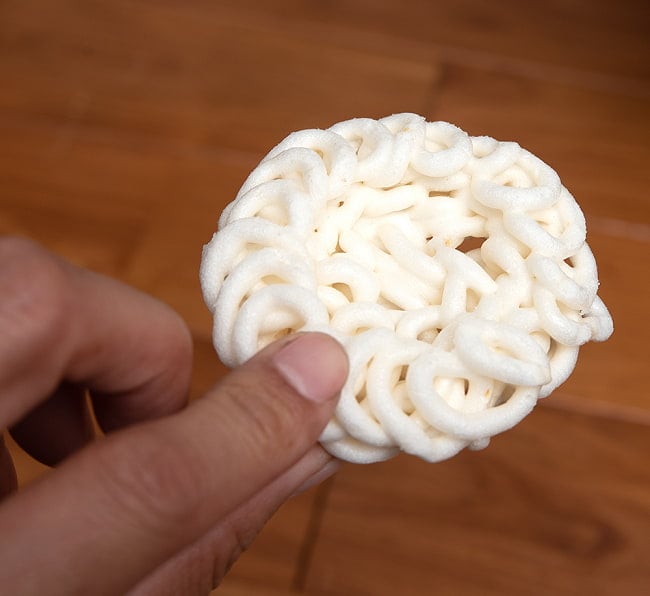 【6個セット】エビたまねぎせんべい平型  - ZONA KERUPUK PALEMBANG BAWANG SUPER 【Zona】 6 - スナックを手に取ってみました