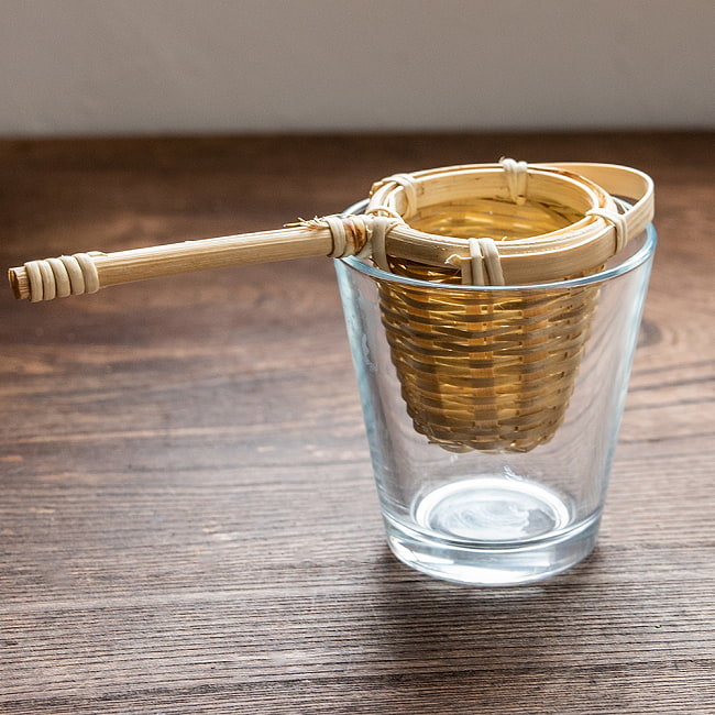 【送料無料・6個セット】ベトナムの竹製 茶こし 3 - ガラスコップにセットしてみました。最大外形は6cm程度となります。