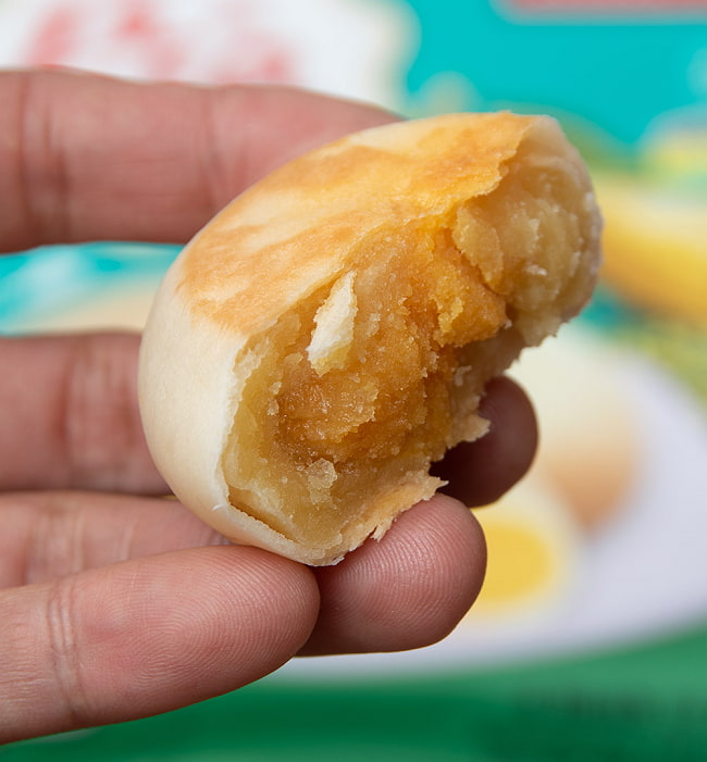 【3個セット】ドリアンケーキ(塩漬卵入り）300g　MUNG BEAN FRESH DURIAN 10 - 何層にもなった薄い生地の食感が良く、ドリアンと緑豆の餡がたっぷり、しっとり柔らかいお饅頭のような食感です。ほんのり塩気のきいたアヒルの卵黄と、餡の甘さが絶妙にマッチします。