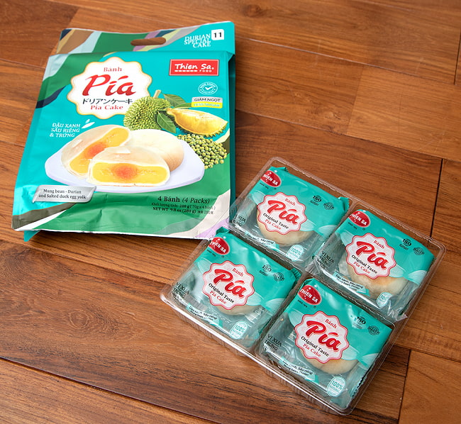 【3個セット】ドリアンケーキ(塩漬卵入り)300g MUNG BEAN FRESH DURIAN 7 - パッケージを開けたら、中には4つのドリアンケーキが入っていました