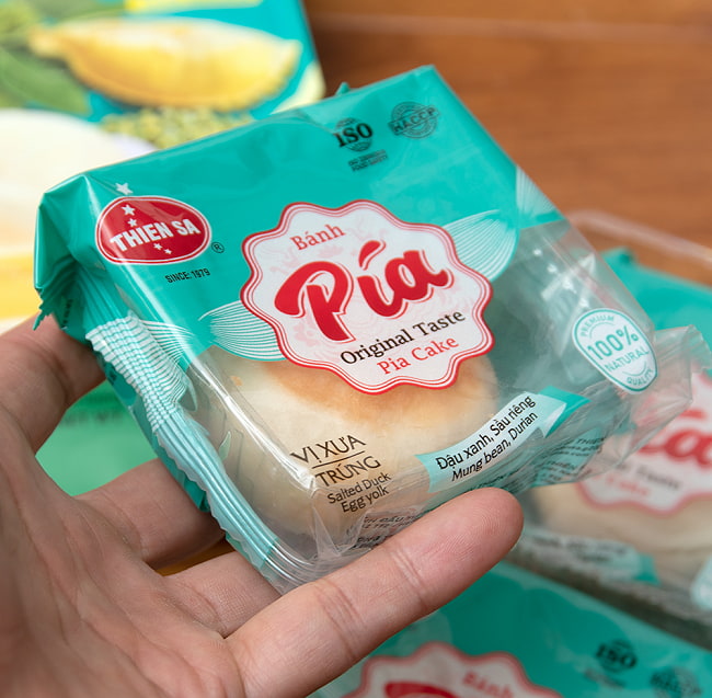 【3個セット】ドリアンケーキ(塩漬卵入り)300g MUNG BEAN FRESH DURIAN 8 - 中の一個を手に持って