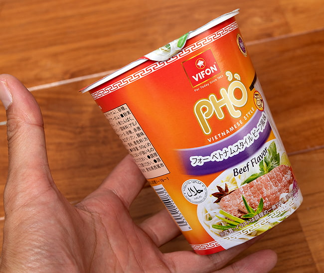 【6個セット】フォー ベトナムスタイル インスタント カップ麺 【VIFON】ビーフ風味 5 - 手に持ってみました。持ちやすい、細長カップです。