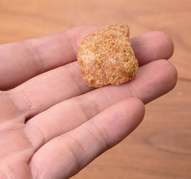 【6個セット】チチャロン バラット - 豚皮の唐揚げ  CHICHARON BALAT Hot Cheese - ホットチーズ味 〔Pork-King〕 7 - 手に持ってみました。撮影した後はもちろん、ぱく！！　おいしー♪