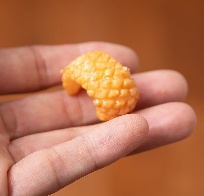 【6個セット】イカ風味スナック　オリジナル 55g【華元】 6 - 手でもってみました。酒の肴、おやつ等にいかがですか？