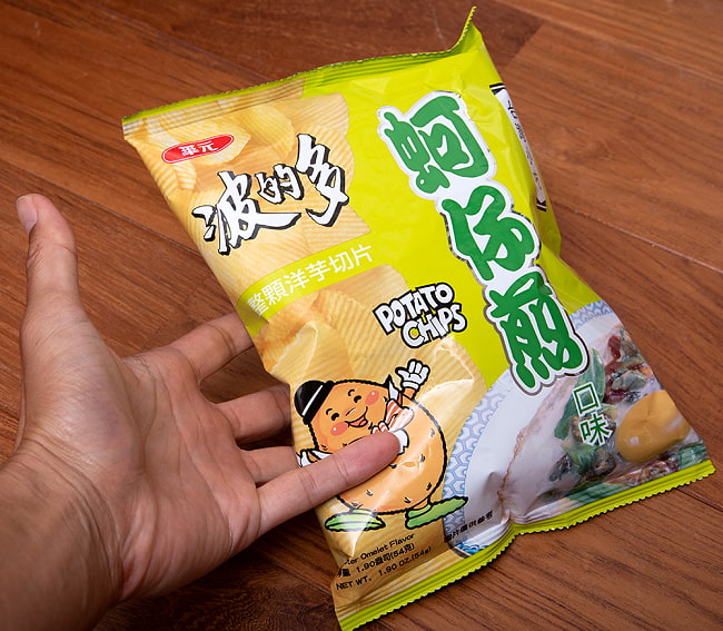 【10個セット】ポテトチップス 牡蠣オムレツ味 54g 【華元】 5 - サイズ比較のために手と一緒に