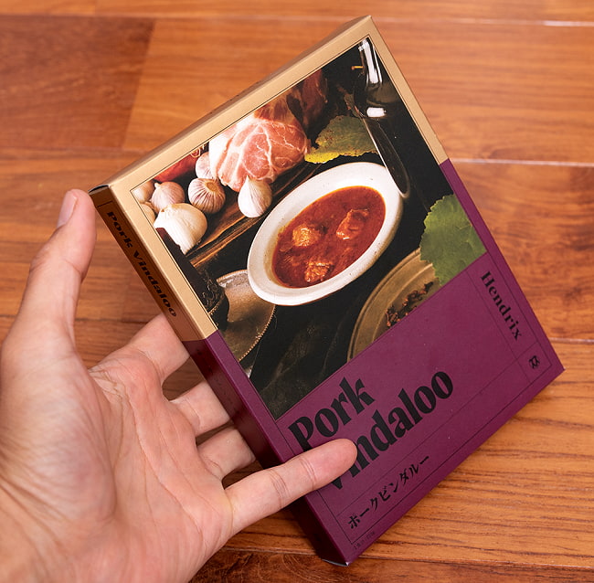 【5個セット】ヘンドリクス - ポークビンダルー【Space Spice 名店コラボシリーズ】 5 - サイズ比較のために手に持ってみました