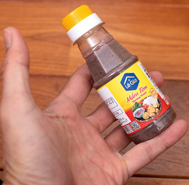 【6個セット】ベトナムの伝統発酵調味料マムトム MAM TOM 110g 5 - サイズ比較のために手に持ってみました。
