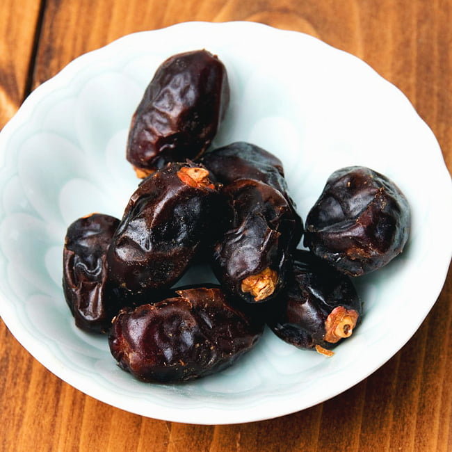 【4個セット 合計4Kg】【Khenaizi】クナイジ種 種入・濃厚 粒デーツ - 1000g【DATE CROWN】 8 - 中身の写真です