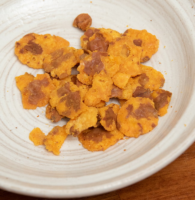 【6個セット】インドのお菓子 潰しチャナ豆のスパイシースナック - チャナ　ジョル　ガラム - CHANA JOR GARAM 150g[HARDIRAMs] 6 - 中身はこんな感じです