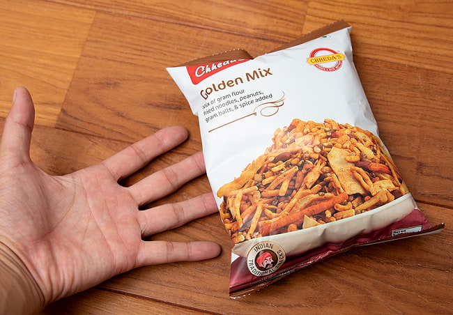 【6個セット】インドで定番のお菓子ナムキン - Golden Mix 170g【Chhedas】 3 - サイズ比較のために手と一緒に撮影しました
