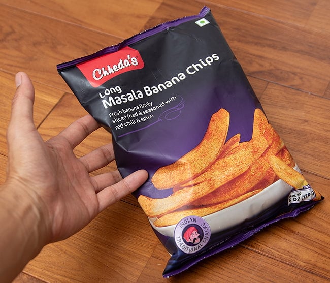 【6個セット】小さなバナナを揚げてマサラ味に - Long Masala Banana Chips 170g【Chhedas】 5 - サイズ比較のために手に持ってみました