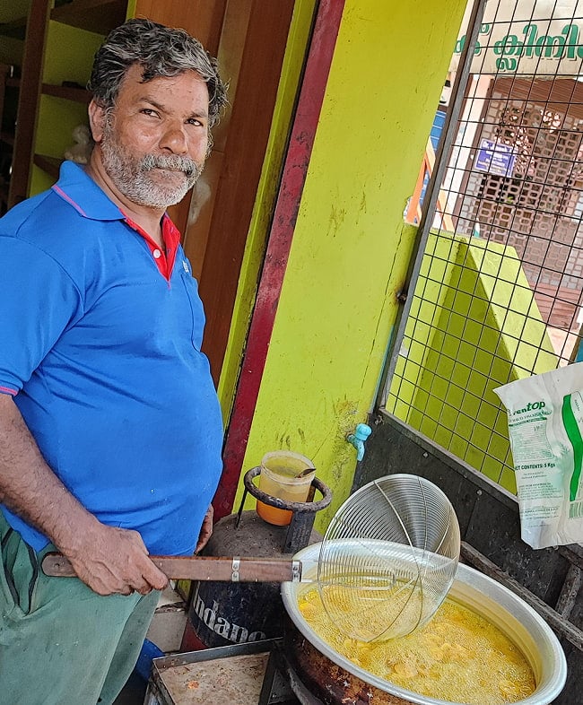 【6個セット】小さなバナナを揚げてマサラ味に - Long Masala Banana Chips 170g【Chhedas】 7 - ケララの揚げバナナ屋さんのおじさん。この製品は工場で作られていると思いますが、現地のローカル向けは手作りなんですよ