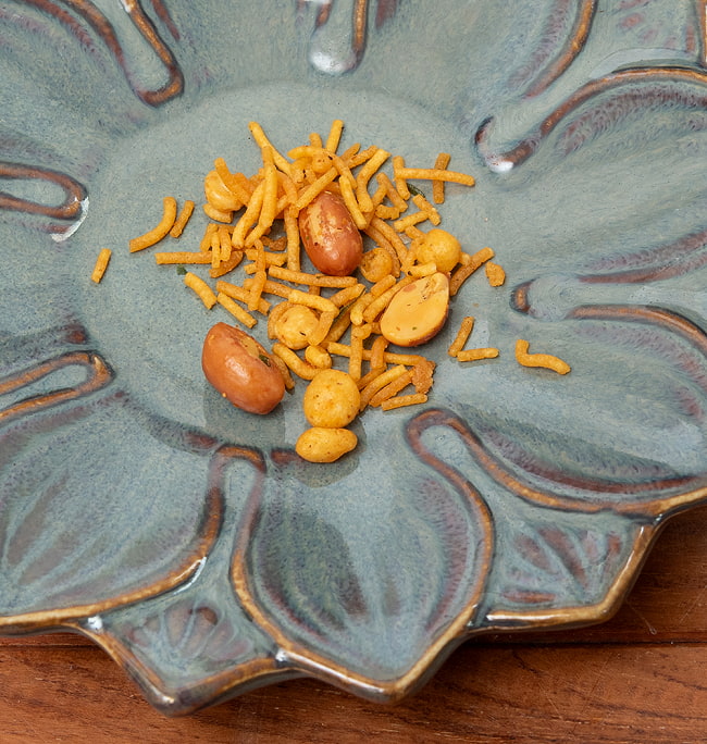 【6個セット】スパイシーヌードルスナック - Udupi Munch Garlic Mix 170g【Udupi】 5 - 中を開けてみました。ヌードルや落花生、ひよこ豆など、色々な材料がミックスされています