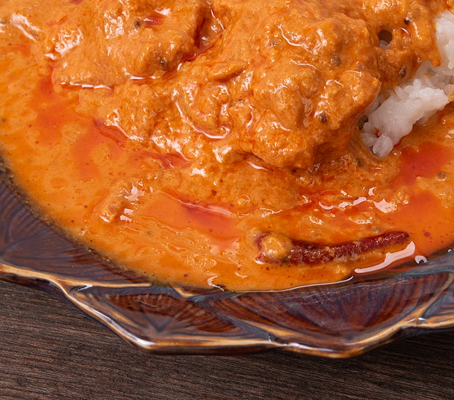 【送料無料・10個セット】ケララ風チキンカレー - ホールスパイスの香ばしさとココナッツチキンの旨味 7 - 中を開けてみました。ココナッツとターメリックの混じった色がとても美味しそうです。