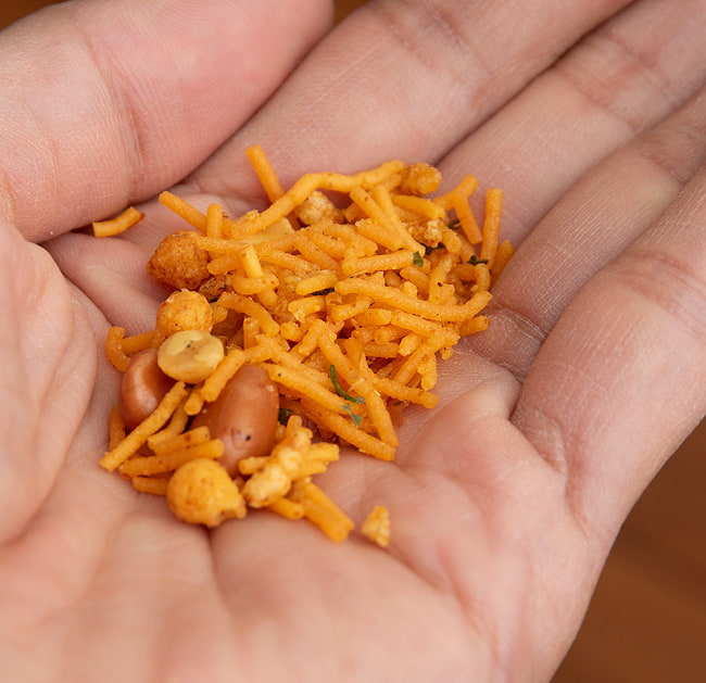 【6個セット】ニンニク味がたまらなく旨い南インドスナック - Garlic Mixture 150g【TOWNBUS】 7 - 手に持ってみました