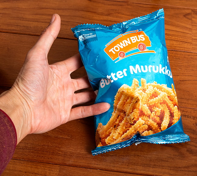 【6個セット】バターとクミンが香るシンプルなお味の南インドスナック - バタームルク Butter Murukku 150g【TOWNBUS】 5 - サイズ比較のために手に持ってみました