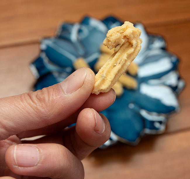 【6個セット】バターとクミンが香るシンプルなお味の南インドスナック - バタームルク Butter Murukku 150g【TOWNBUS】 7 - 手に持ってみました