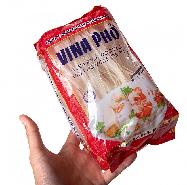 フォー (ライスヌードル) 赤袋 - Pho 【VINA phở】 3 - サイズ比較のために手に持ってみました