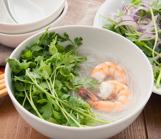 フォー (ライスヌードル) 赤袋 - Pho 【VINA phở】 4 - フォーはパクチーと一緒に食べるととっても美味しいですね。