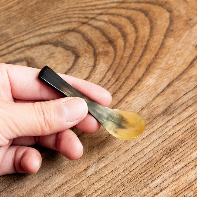 キャトルホーン　水牛の角のミニスプーン　とても小さなサイズ　美しいべっ甲模様[6.2cm×2cm] 7 - 手に持ってみました