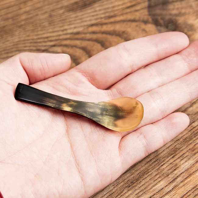 キャトルホーン　水牛の角のミニスプーン　とても小さなサイズ　美しいべっ甲模様[6.2cm×2cm] 8 - 手のひらに収まるサイズです