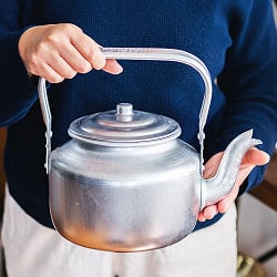 [注ぎ口漏れあり・蓋変色あり・訳あり品]〔容量：約3L〕ベトナムのレトロなアルミやかん　たっぷり沸かせて昔ながらのフォルム　素朴なアルミの風合い